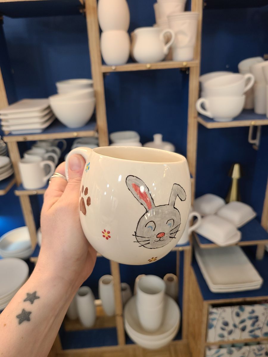 Tasse peinte d’un lapin
