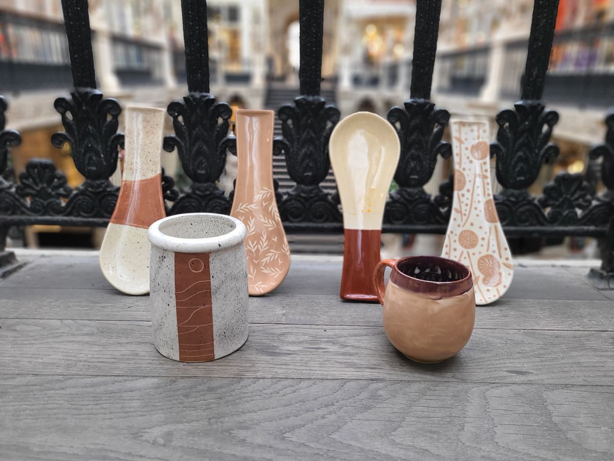Vases, gobelet et tasse peints aux tons terre et rose