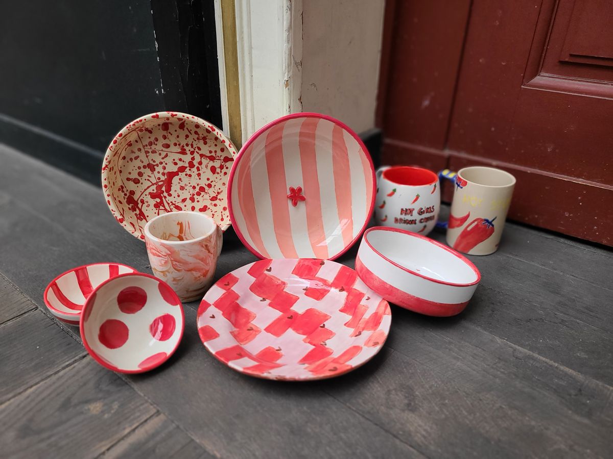 Bols et assiettes à pois et chevrons roses