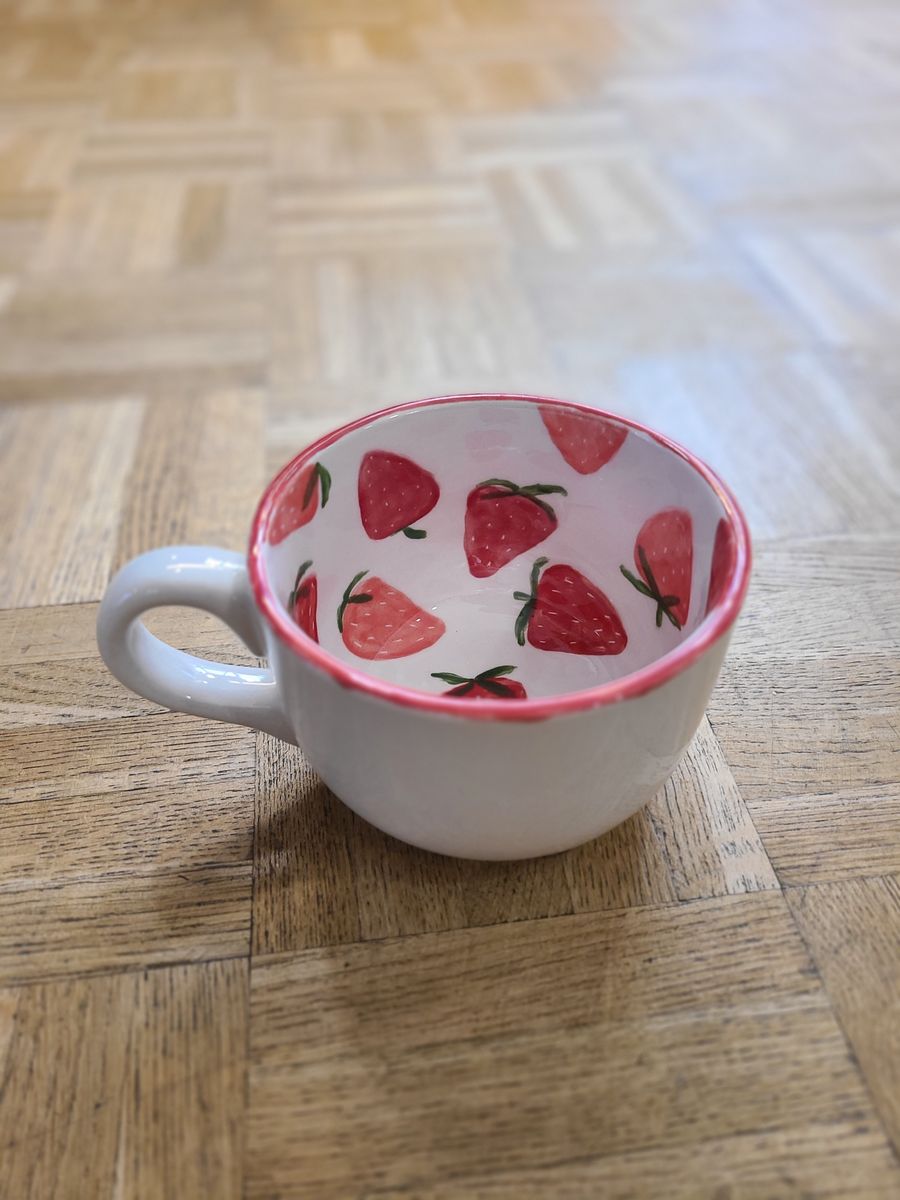 Tasse peinte de fraises rouges